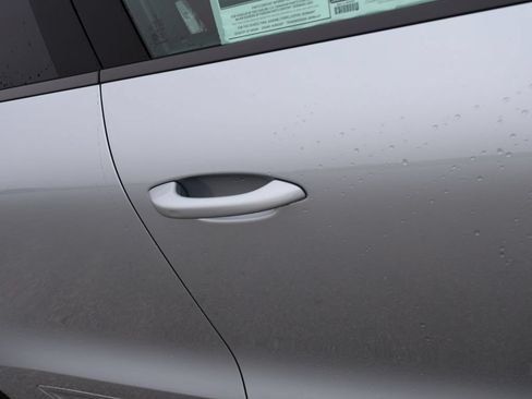 Certified 2026 Porsche Macan AWD/4WD image 16