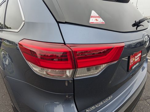 Used 2017 Toyota Highlander Plus AWD/4WD image 16