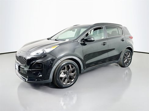 Used 2022 Kia Sportage Nightfall Edition image 3