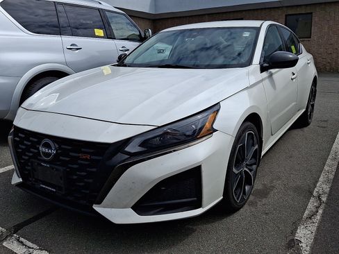 Used 2023 Nissan Altima 2.5 SR AWD/4WD image 2