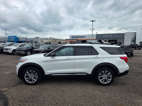 Used 2022 Ford Explorer XLT w/ Equipment Group 202A AWD/4WD image 4