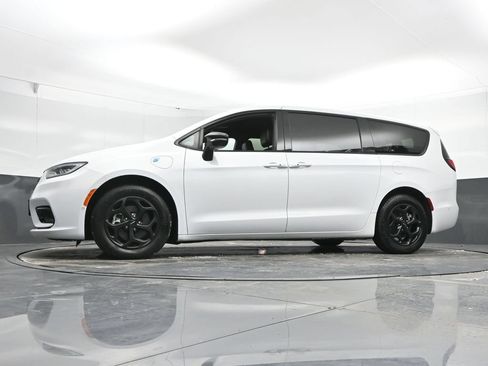 Used 2024 Chrysler Pacifica Limited FWD image 51