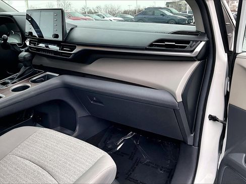 Used 2024 Toyota Sienna LE image 15