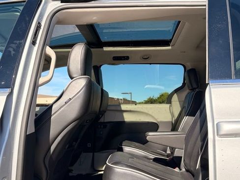 Used 2024 Chrysler Pacifica Limited FWD image 22