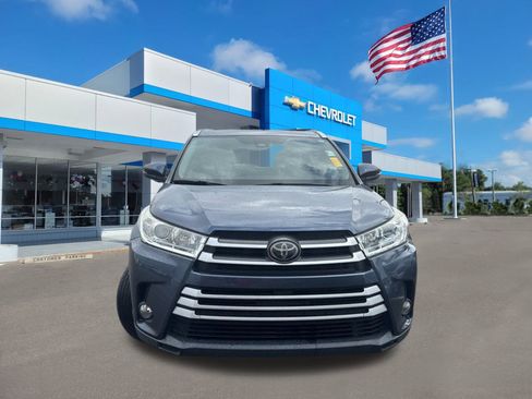 Used 2018 Toyota Highlander XLE image 3