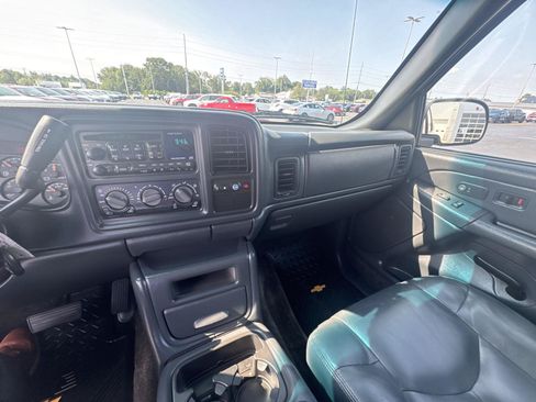 Used 2002 Chevrolet Avalanche 4x4 w/ Off-Road Suspension Pkg image 17