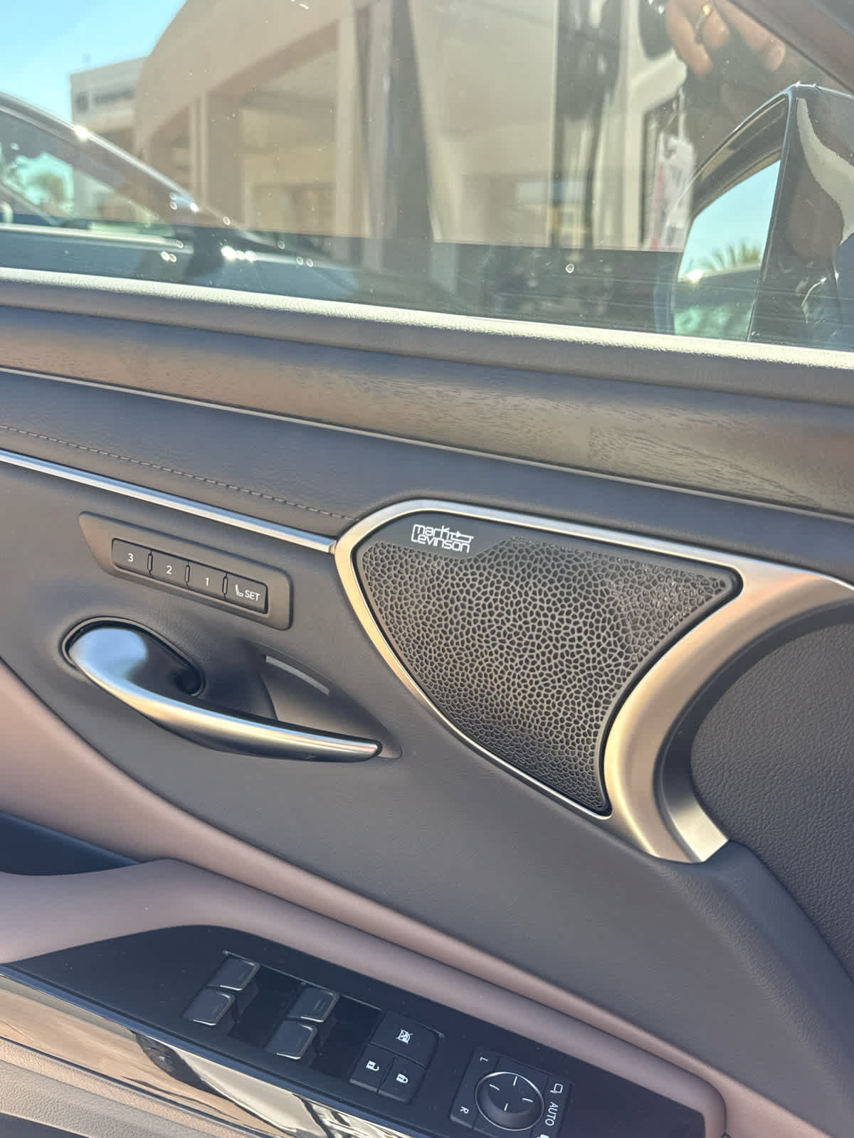 Used 2025 Lexus ES 300h w/ Accessory Package (Z1) FWD image 5