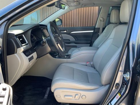 Used 2018 Toyota Highlander XLE FWD image 2
