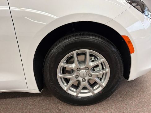 New 2027 Chrysler Pacifica LX FWD image 30