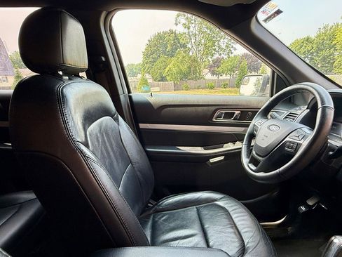 Used 2017 Ford Explorer XLT w/ Equipment Group 202A AWD/4WD image 26