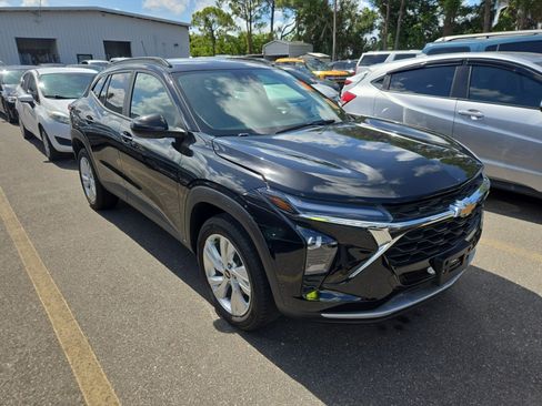 Used 2025 Chevrolet Trax LT FWD image 4