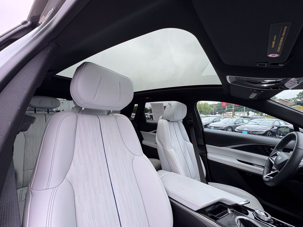 Used 2025 Cadillac Lyriq Sport AWD/4WD image 33
