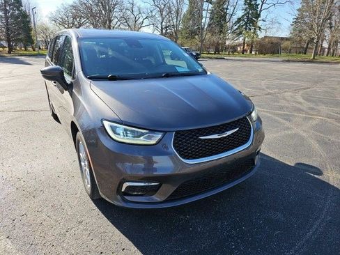 Used 2023 Chrysler Pacifica Touring-L image 8