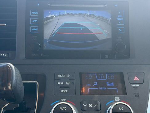 Used 2015 Toyota Sienna XLE Premium FWD image 20