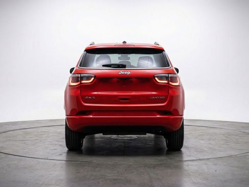 Used 2025 Jeep Compass Latitude AWD/4WD image 7