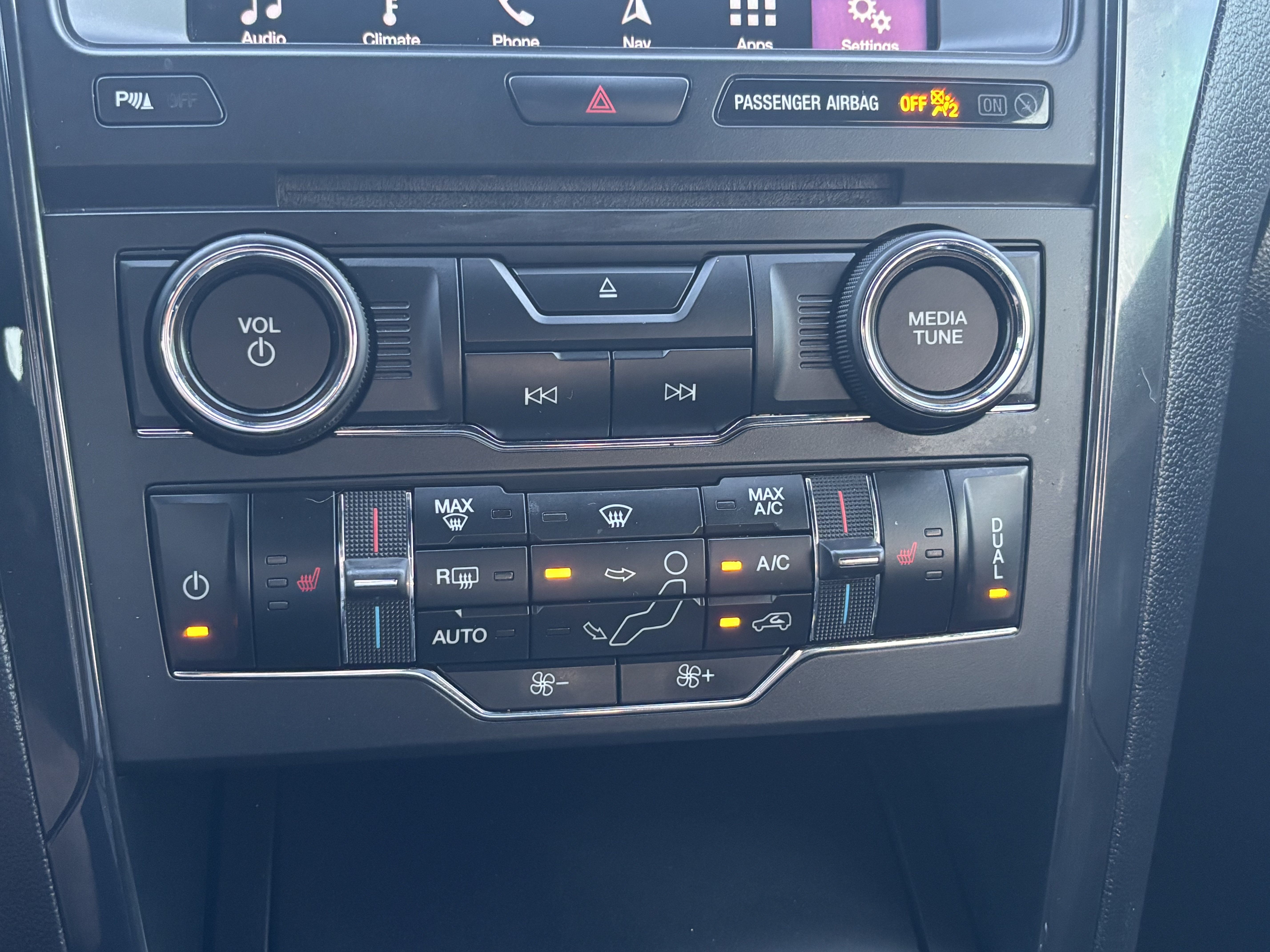 Used 2018 Ford Explorer XLT w/ Equipment Group 202A FWD image 15