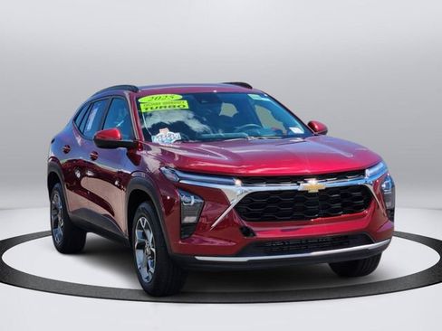 Used 2025 Chevrolet Trax LT FWD image 6