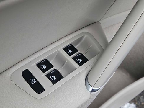 Used 2018 Volkswagen Golf SE image 25