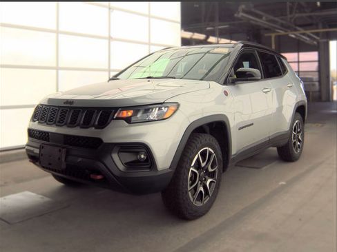 Used 2025 Jeep Compass Trailhawk AWD/4WD image 2