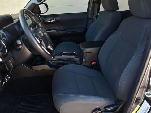 Used 2017 Toyota Tacoma TRD Off-Road AWD/4WD image 22