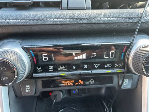 Used 2020 Toyota RAV4 XLE w/ Convenience Package FWD image 12