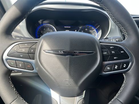 Used 2026 Chrysler Pacifica Limited FWD image 44