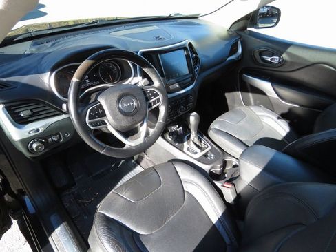 Used 2018 Jeep Cherokee Overland w/ Heavy Duty Protection Group image 12