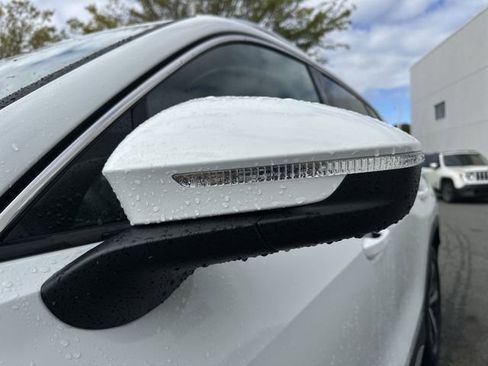 Certified 2025 Volkswagen Tiguan SE FWD image 10