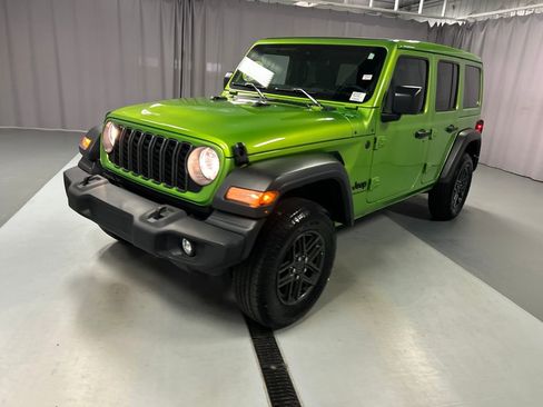 Used 2025 Jeep Wrangler Unlimited Sport AWD/4WD image 3