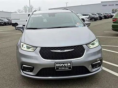 Certified 2021 Chrysler Pacifica Touring-L image 3