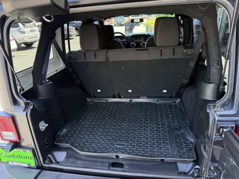Used 2018 Jeep Wrangler Unlimited Rubicon w/ Connectivity Group AWD/4WD image 16