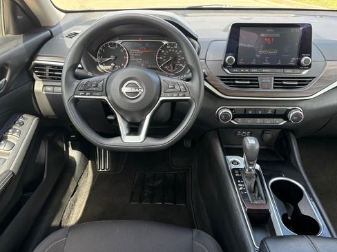 Used 2024 Nissan Altima 2.5 SV image 9