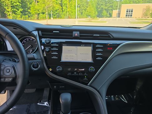 Used 2018 Toyota Camry SE w/ Convenience Package FWD image 21