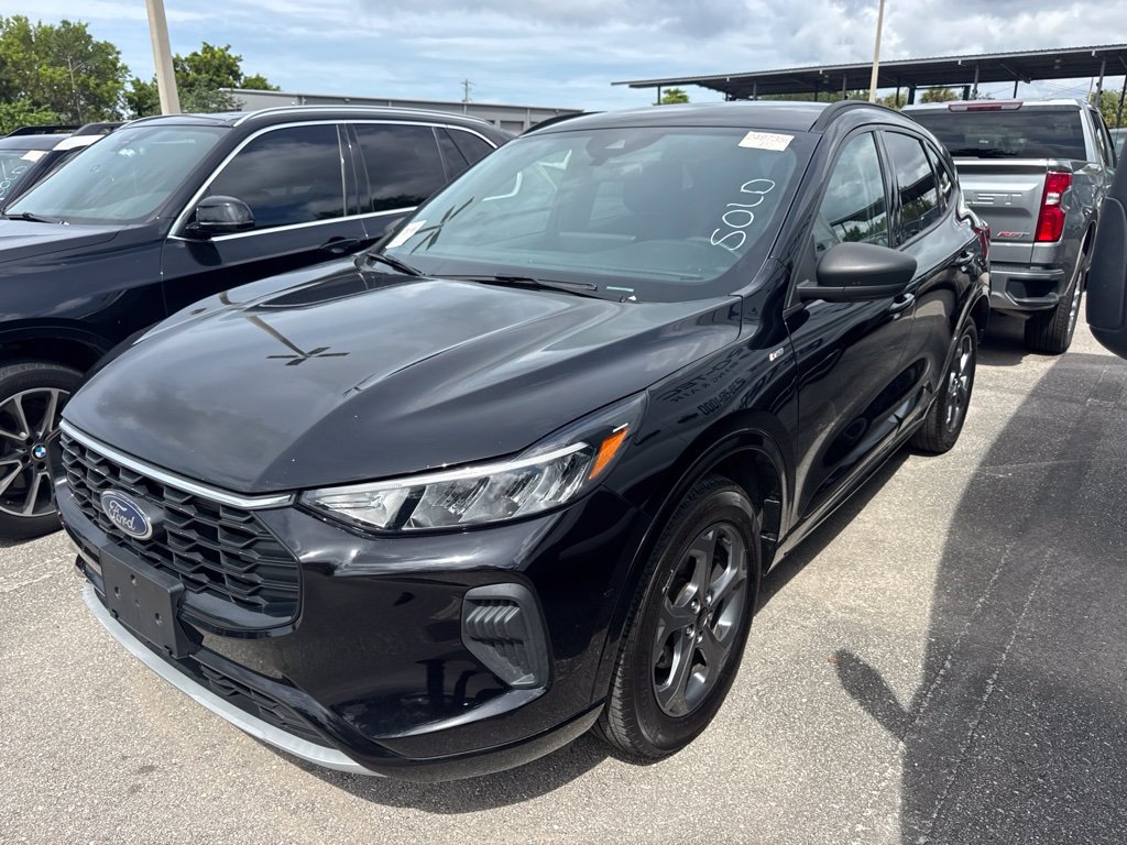Used 2023 Ford Escape ST-Line w/ Tech Pack #1 AWD/4WD image 2