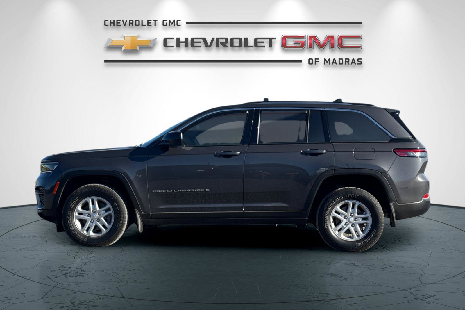 Used 2023 Jeep Grand Cherokee Laredo AWD/4WD image 6