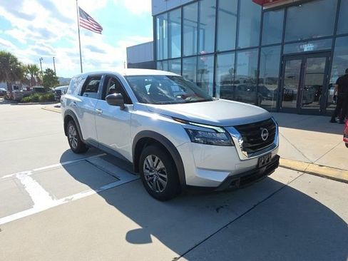 Used 2024 Nissan Pathfinder S image 3
