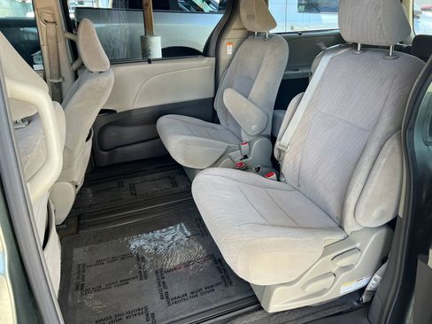 Used 2018 Toyota Sienna LE w/ Carpet Mat Package FWD image 10