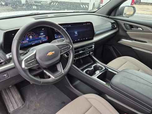 Used 2025 Chevrolet Traverse LT FWD image 13