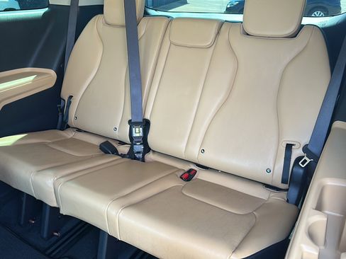 Used 2024 Kia Carnival LX image 20