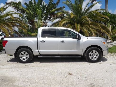 Used 2018 Nissan Titan SV w/ SV Convenience Package image 9