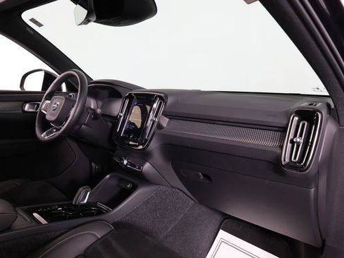 Used 2022 Volvo XC40 T5 R-Design image 24