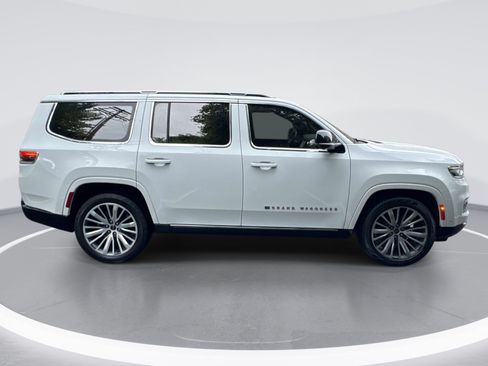 Used 2023 Jeep Grand Wagoneer Series III AWD/4WD image 9