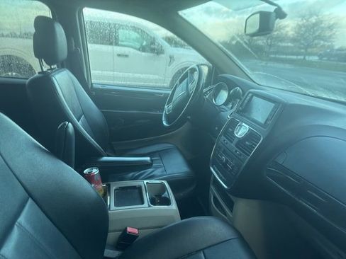 Used 2016 Chrysler Town & Country Touring image 4