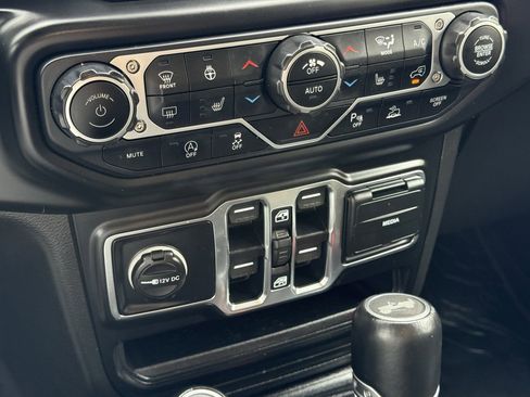 Used 2021 Jeep Wrangler Unlimited Sahara AWD/4WD image 19