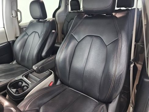 Used 2020 Chrysler Pacifica Touring-L image 25