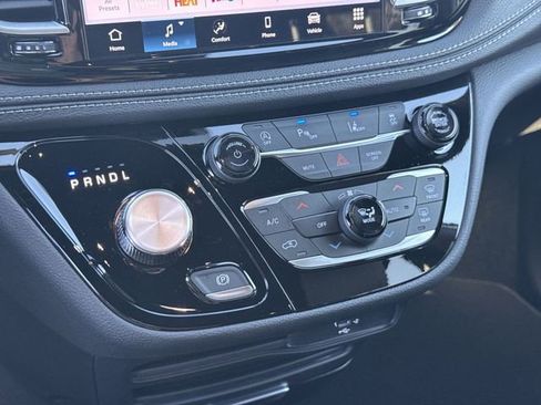 New 2026 Chrysler Pacifica Select FWD image 25