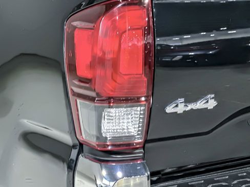 Used 2021 Toyota Tacoma SR5 AWD/4WD image 12