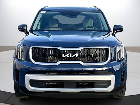 Used 2025 Kia Telluride EX w/ EX Captain's Chair Package image 3