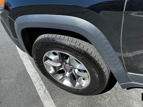 Used 2019 Jeep Cherokee Trailhawk w/ Cold Weather Group AWD/4WD image 12