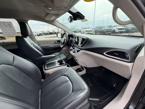 Used 2023 Chrysler Pacifica Touring-L image 21